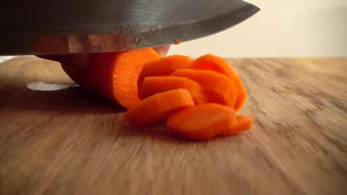 厨师切胡萝卜。慢动作。