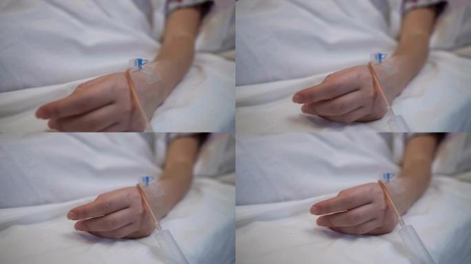在医院里。女人用导管的手的特写