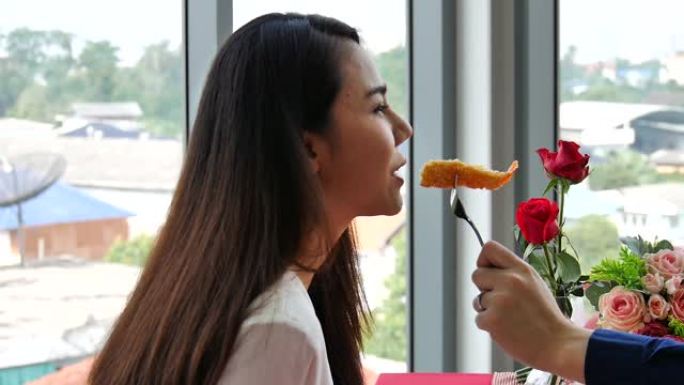 年轻的亚洲女性在情人节晚餐上与情人度过美好的生活方式浪漫
