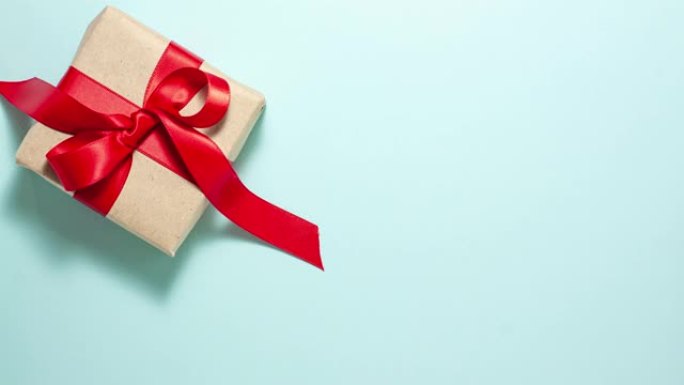 礼品概念。从上面赠送带有红色丝带蝴蝶结的盒子，蓝色有复制空间