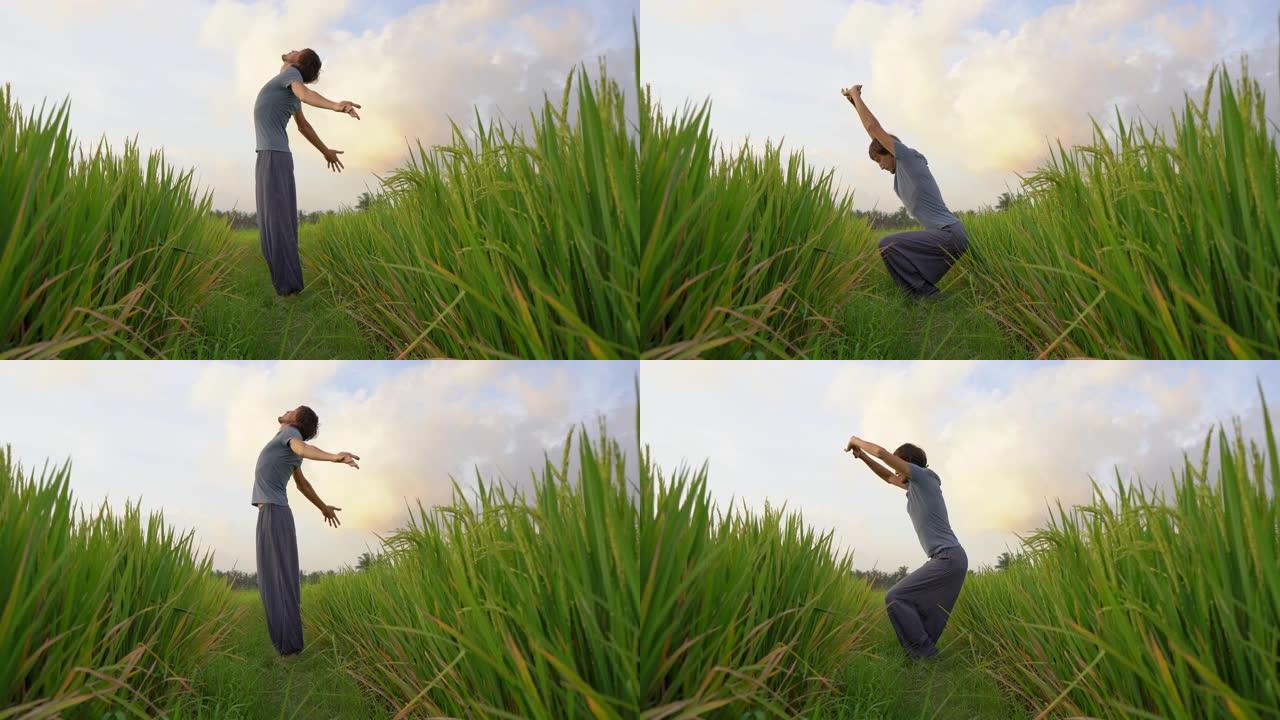 一个年轻人在美丽的稻田上接受瑜伽训练。亚洲旅游概念