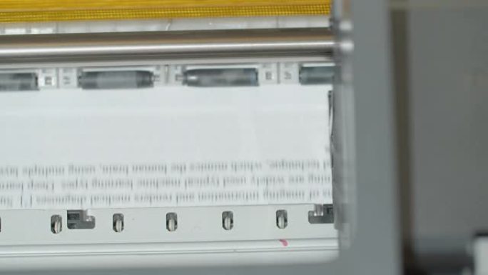 特写打印机用喷墨打印机打印文档纸。设备设备在办公桌上提供文件。