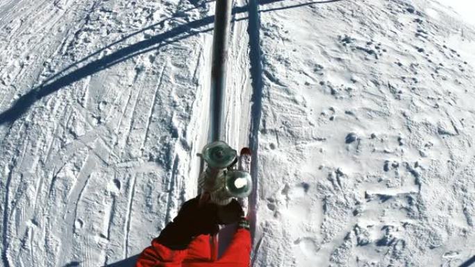 冬季山区拉滑雪缆车上的滑雪者POV