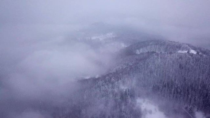 美丽的风景，山峰被雪和云覆盖