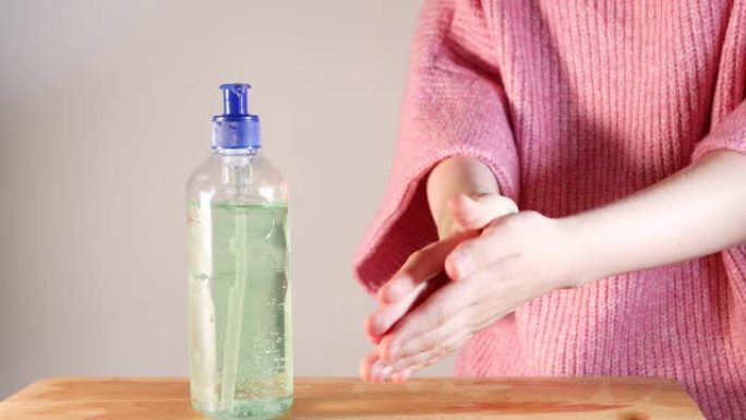 清洁手用洗手液凝胶酒精70% 推瓶手摩擦防止病毒和细菌概念。新型冠状病毒肺炎或冠状病毒。