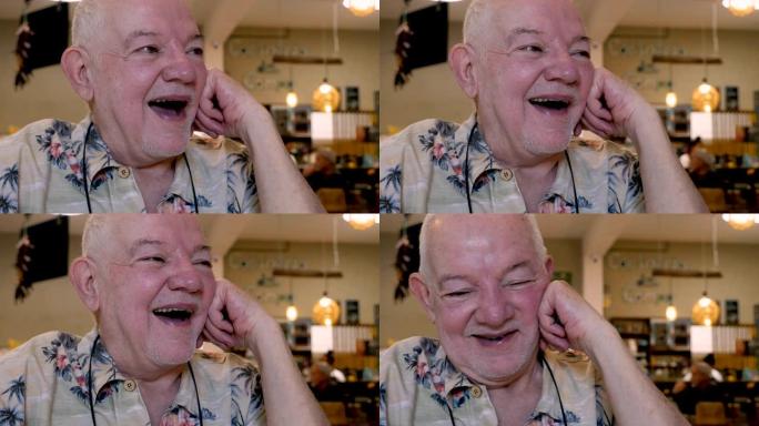 快活快乐的老年老人在餐厅大笑