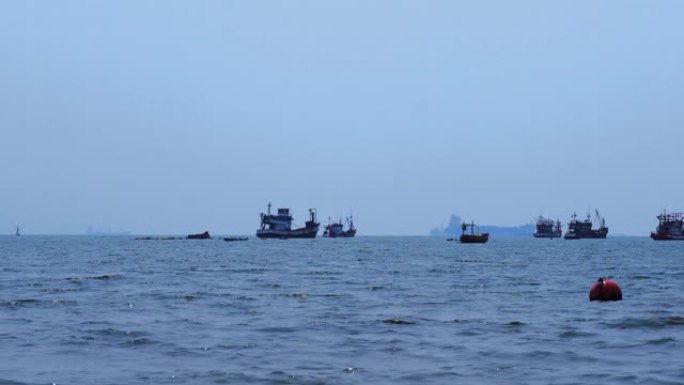 泰国湾海里的渔夫船。