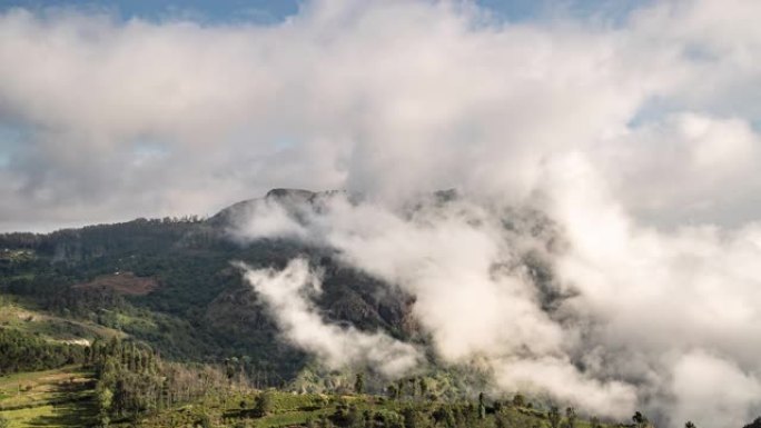 乌塔 (Ooty) 在印度的一座小山上盘旋的乌云时间流逝