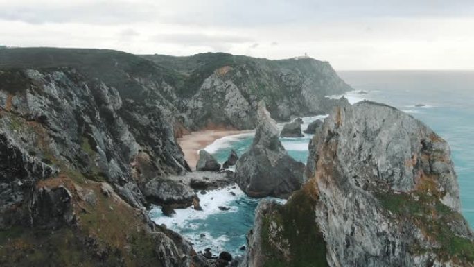 海洋海岸上裸露的悬崖被风景如画的海浪冲刷