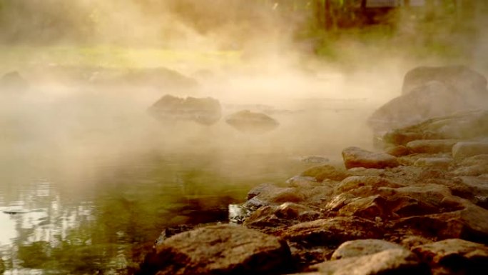 泰国南邦国家公园柴森温泉天然浴。早晨日出。泰国北部被群山环绕的天然温泉浴。