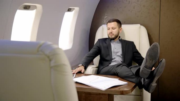 在私人企业家飞机上放松男性财务分析的肖像