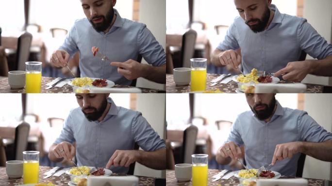 吃火腿和鸡蛋的人早餐