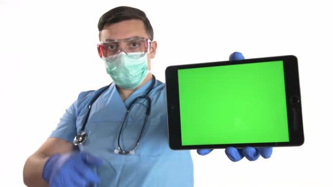 医生显示竖起大拇指签名并拿着数字平板电脑，色键绿色屏幕在白色背景上