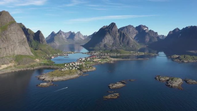 鸟瞰图，飞越大海，并在渔村Reine上欣赏风景。挪威罗弗滕群岛。