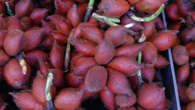 Salak水果在街边摊位的水果市场出售