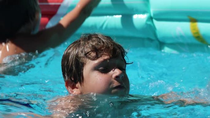 小男孩在游泳池游泳孩子练习有氧运动
