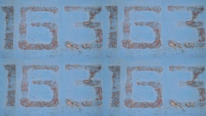 金属蓝色背景墙壁纹理与划痕和裂纹和数字163。平滑的相机和放置文本的地方。运动4k视频，4096x2