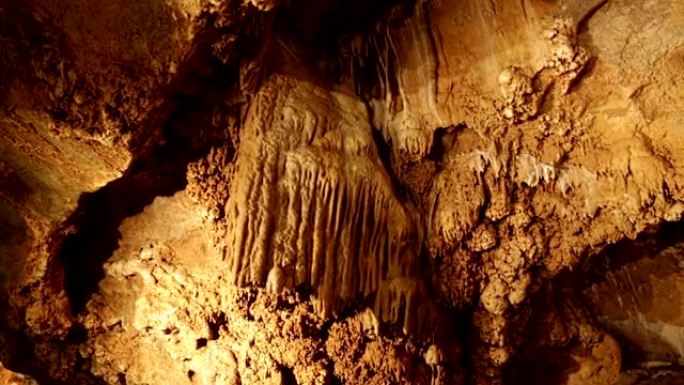 Koneprusy洞穴内的地层