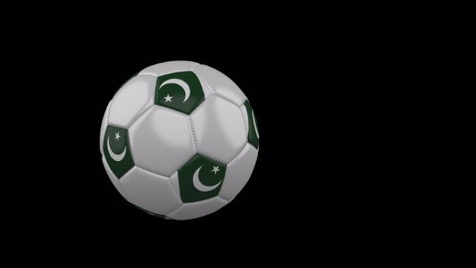 巴基斯坦国旗在透明背景下飞行的足球上，阿尔法频道