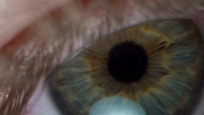 慢动作的极端特写微距拍摄的人类男性眼睛细节。