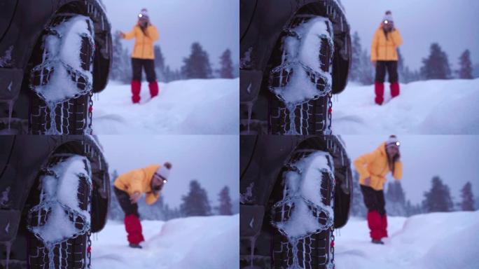 汽车视点。在雪地里开车。汽车在路上行驶。恶劣天气下偏僻的汽车问题。汽车保险。路上有一个女人。