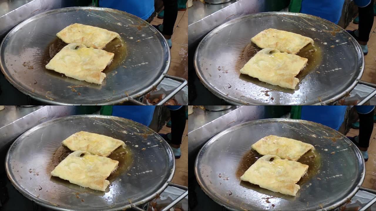 在面粉制成的锅食品上烧制的泰国煎饼烤肉