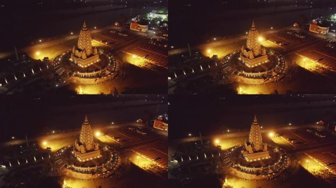 泰国巴吞他尼市的佛教寺庙Wat Panyanantaram夜间鸟瞰图。泰国建筑背景旅行概念。佛教宗教