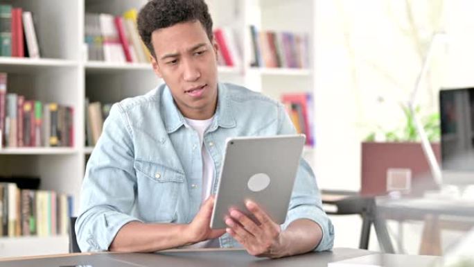 使用数字平板电脑的富有创造力的年轻非洲裔美国人