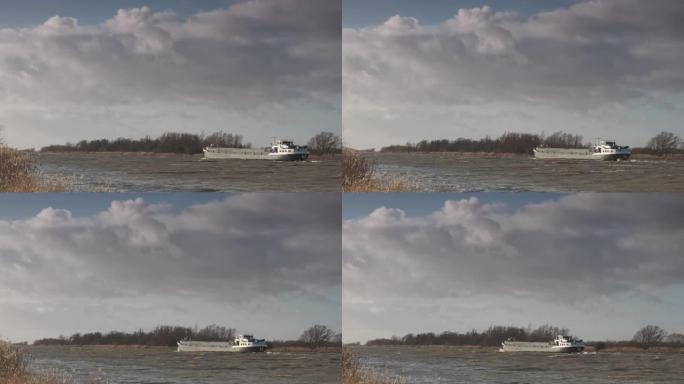 在荷兰上艾瑟尔的大风天，船在艾瑟尔河上航行