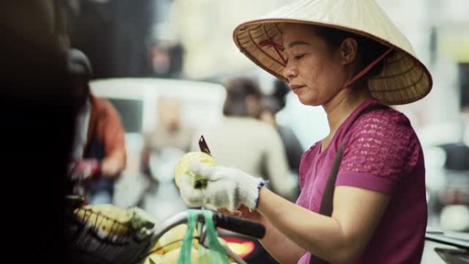 在街头市场工作的越南妇女的手持视图