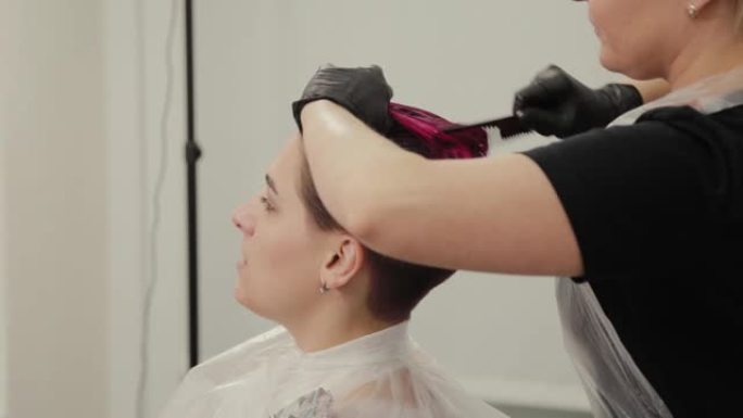 专业美发师女性在染色后对客户进行发型设计