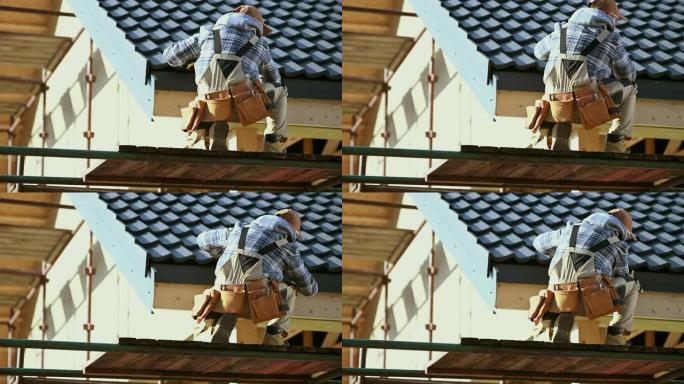 工业工人整理陶瓷屋面瓦盖。