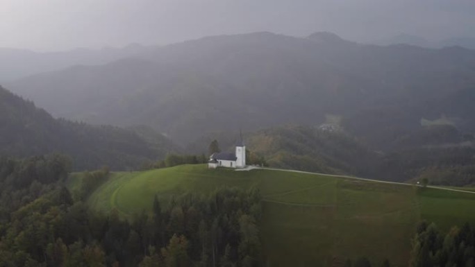 斯洛文尼亚山顶上美丽教堂的秋天鸟瞰图