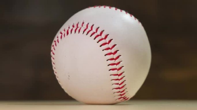 黑色背景上旋转的棒球。