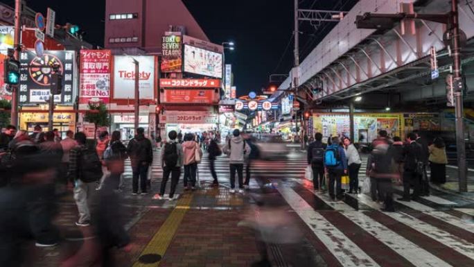 4k延时: 行人夜生活中的高峰时间在东京上野站附近的Ameyoko市场拥挤购物