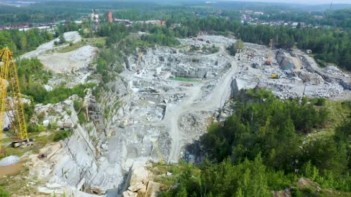 黄色起重机骑在花岗岩采石场，花岗岩采石场的工作过程