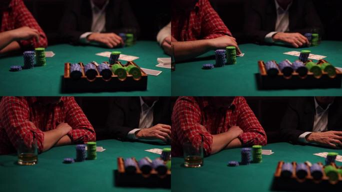 先生们晚上在黑暗的房间里玩扑克