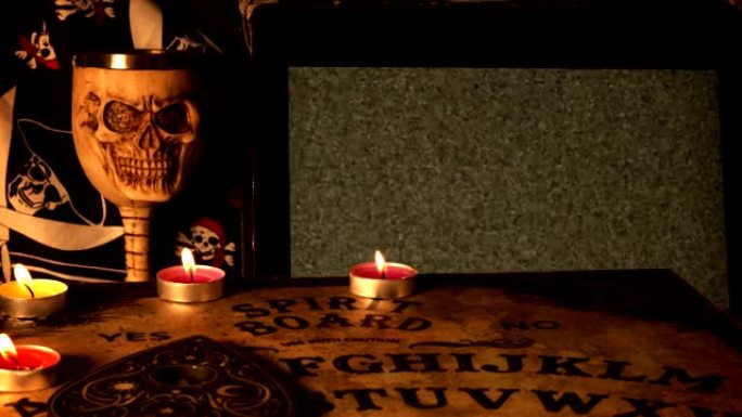 Ouija精神板可怕的头骨和蜡烛和白色电视噪音