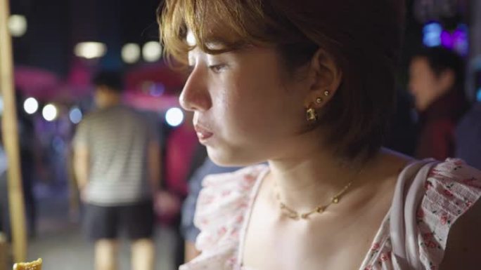 泰国尝试街头美食的年轻亚洲妇女