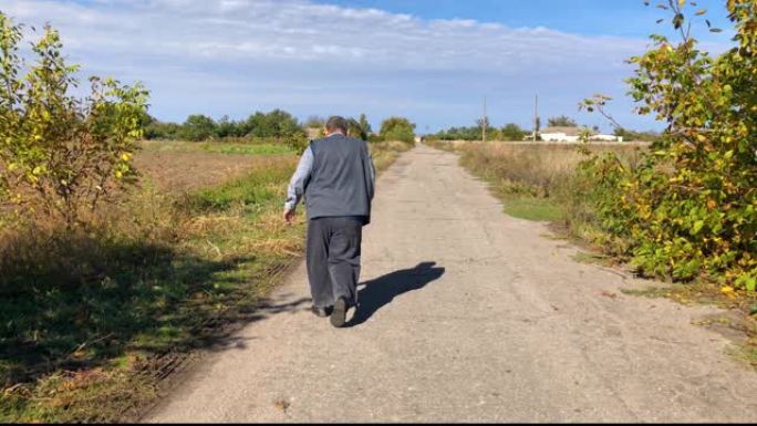 乌克兰农民在告别后在乡间小路上行走