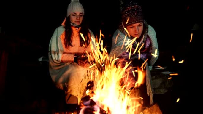 两名游客在冬天的大火中热身