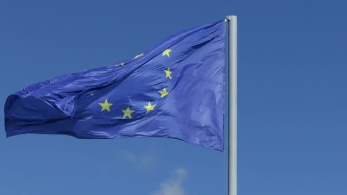 天空中飘扬着欧盟旗帜，视频