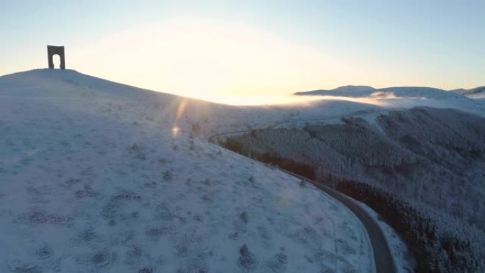 苏斯内特在雪山迷雾山脉上的鸟瞰图，山路湿滑