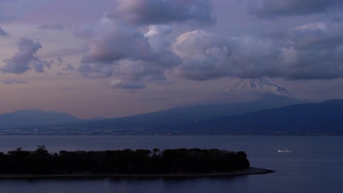 山。黄昏时的富士和海，从静冈的大崎