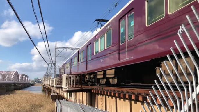 日本大阪市的一座大桥上的快速列车。