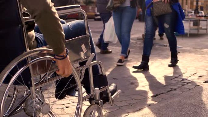 残障，自治: 瘫痪的人推着轮椅，过马路