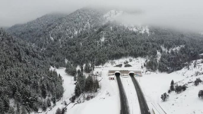 无人机飞越白雪覆盖的森林，卡斯塔莫努市伊尔加兹山隧道，土耳其