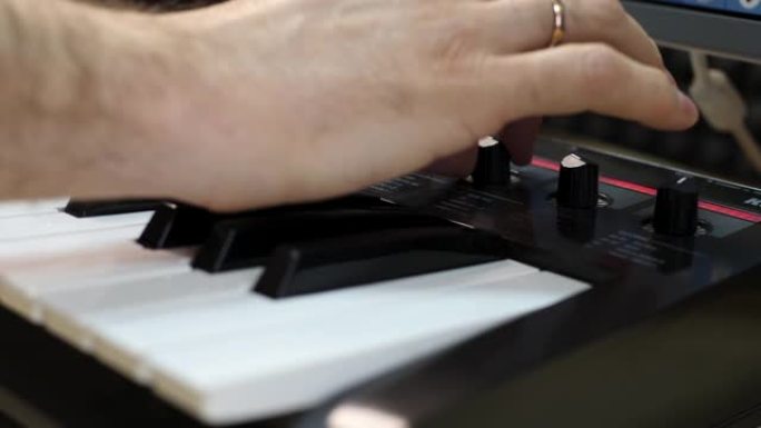玩钢琴合成器键盘的人