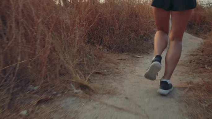 慢动作，在林草中进行越野跑，运动员适合两名女子运动跑步者，专业户外美丽自然艰难而富有挑战性的健康人生