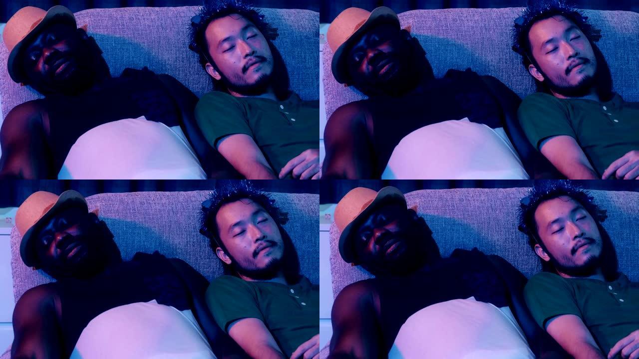 亚洲男人和黑人在沙发上的客厅聚会后睡觉。朋友之间的暑假聚会。混血亚洲人，泰国人，中国人，非洲裔美国人